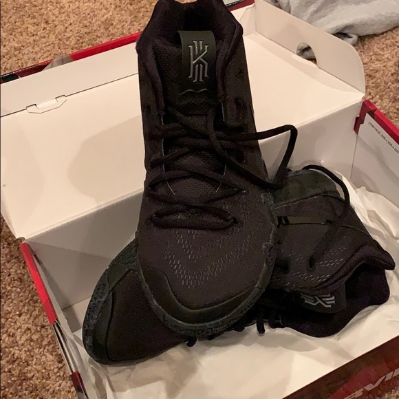 Kyrie 4 Basketball shoes - Picture 2 of 5
